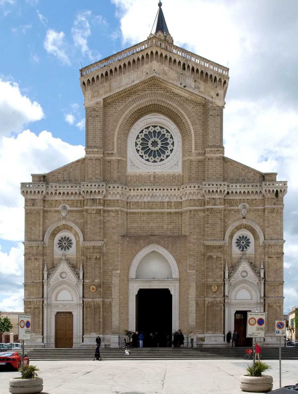 Duomo di Cerignola Ingresso principale e piazza antistante la Cattedrale
