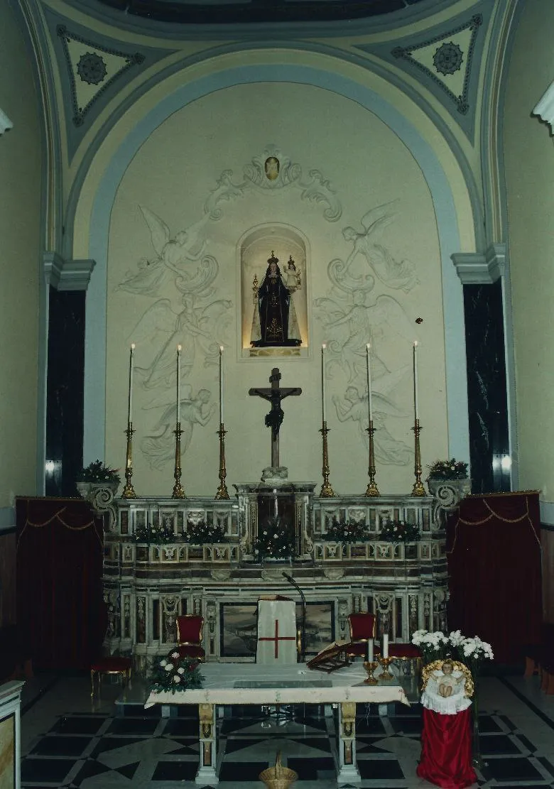 Dettaglio navata e arredi
